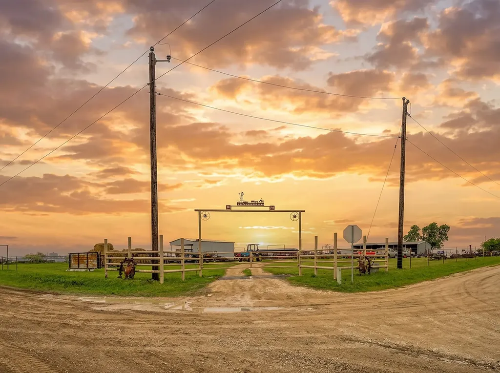 1010 County Road 382 Era TX 76238