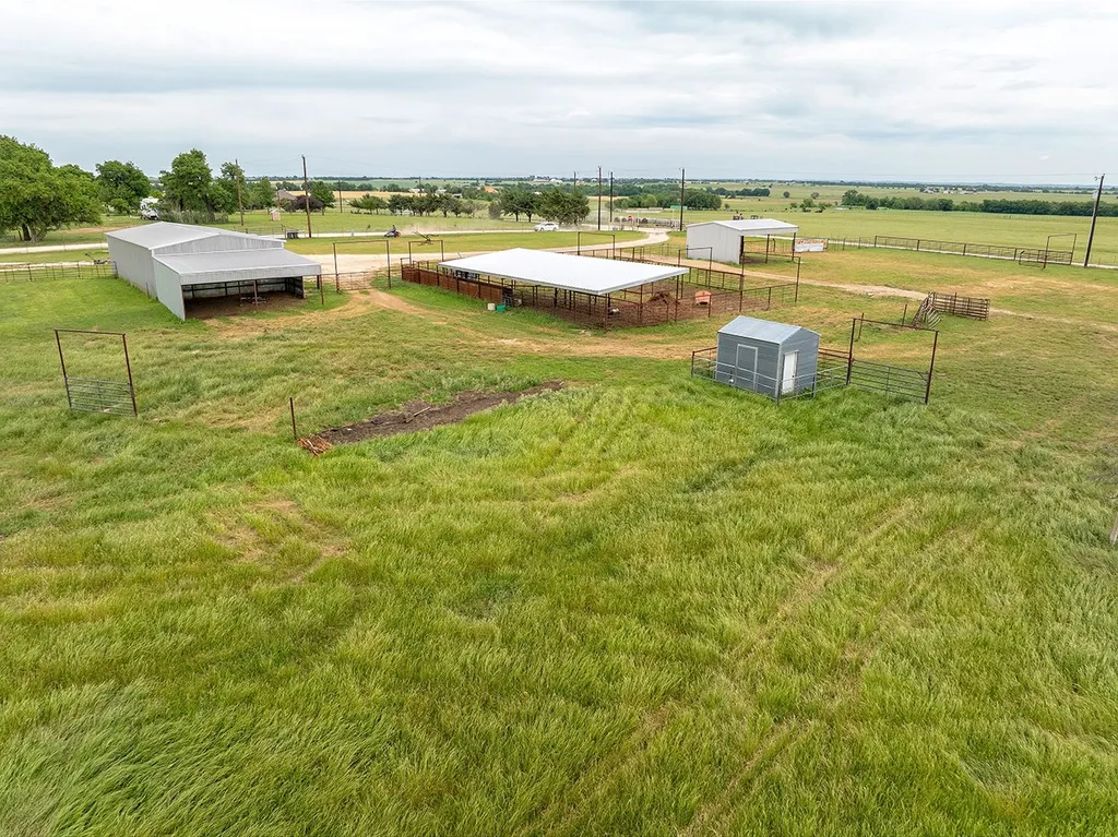 1010 County Road 382 Era TX 76238