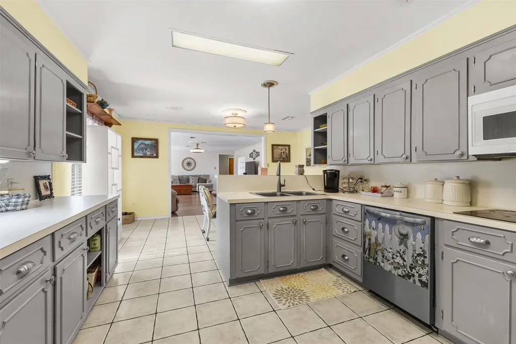 1302 W Sabine Street Carthage TX 75633