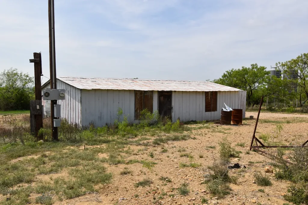 3408 Cr 312 Voss TX 76888