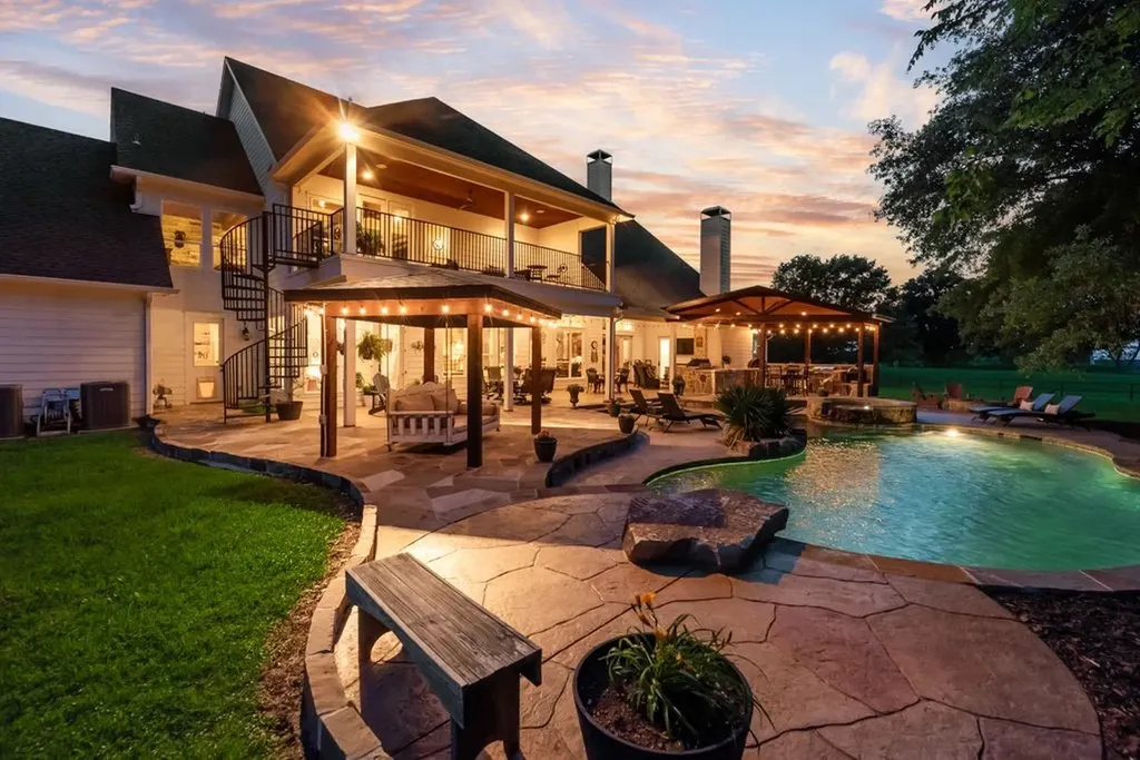 2880 County Road 249 Poetry TX 75160