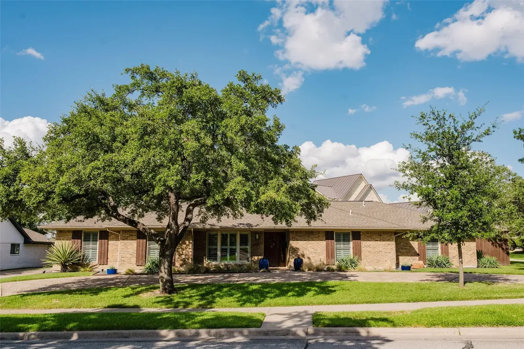 Farmers Branch TX, 3257 Brookhaven Club Drive