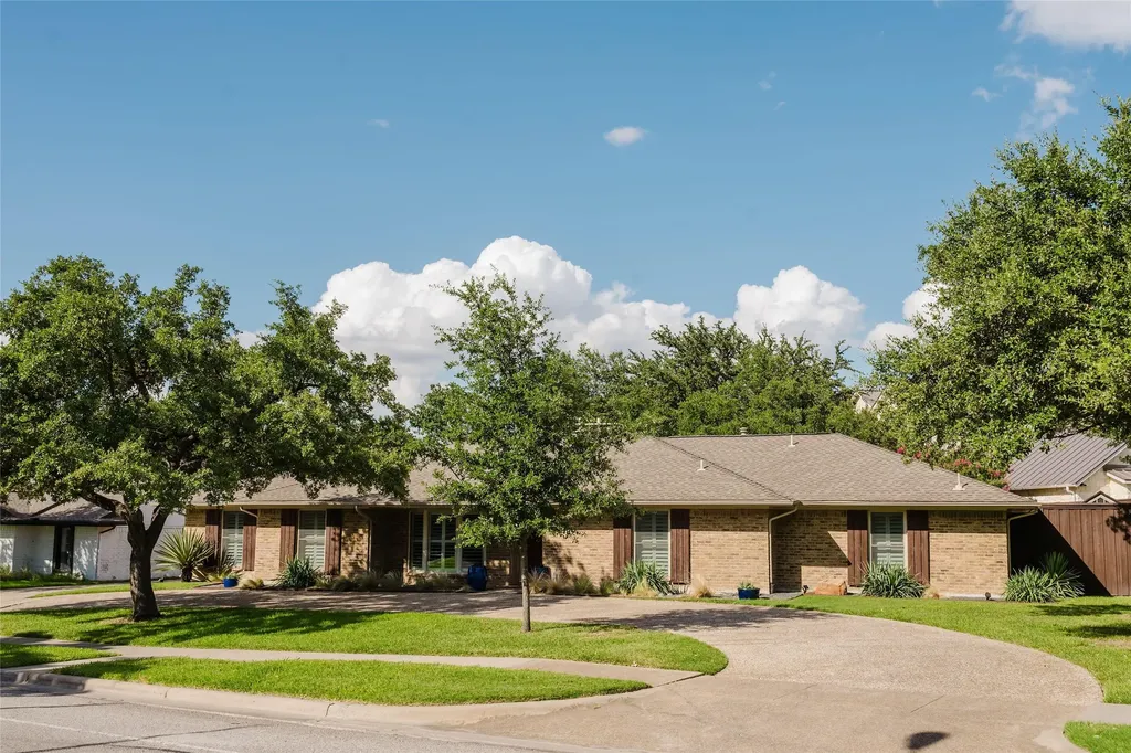 3257 Brookhaven Club Drive Farmers Branch TX 75234