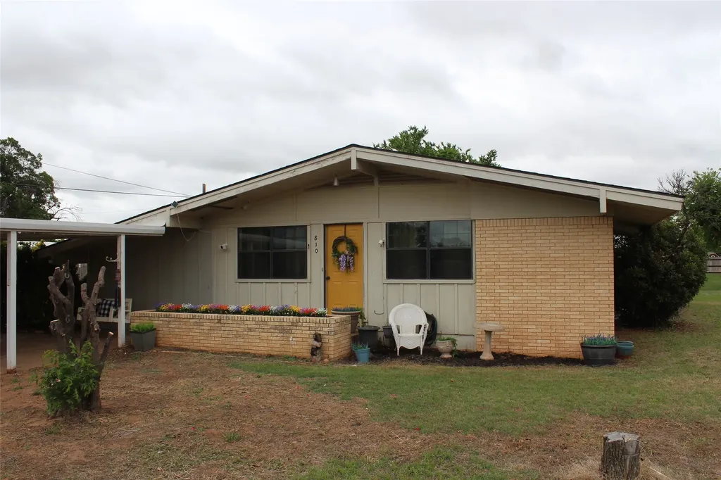 810 W Eden Street Munday TX 76371