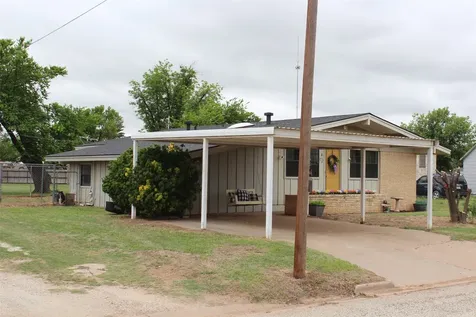 810 W Eden Street Munday TX 76371
