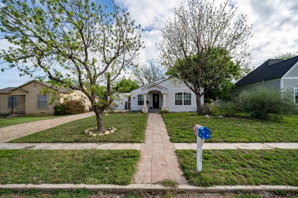 1004 N 7th Street Ballinger TX 76821