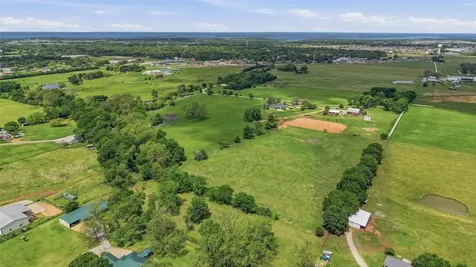 836 S Debbie Lane Pilot Point TX 76258