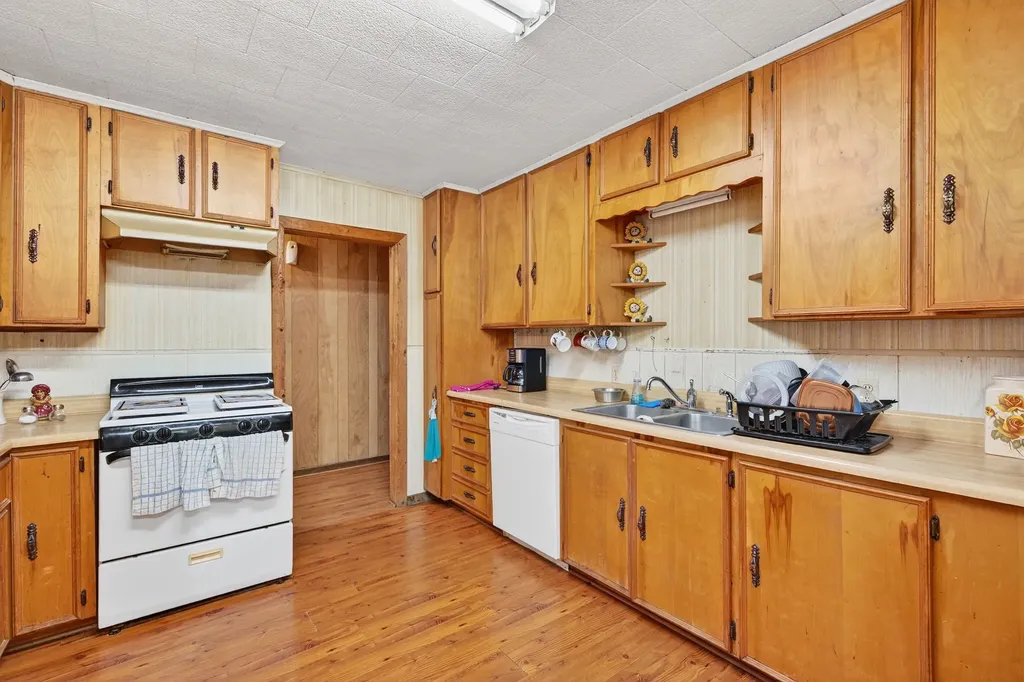 8 SW Poteet Road Bryson TX 76427