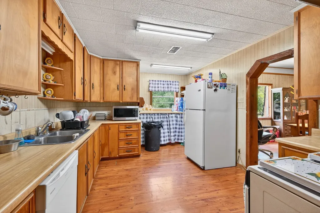 8 SW Poteet Road Bryson TX 76427