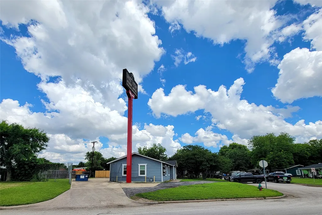 1913 Hemlock Drive Haltom City TX 76117
