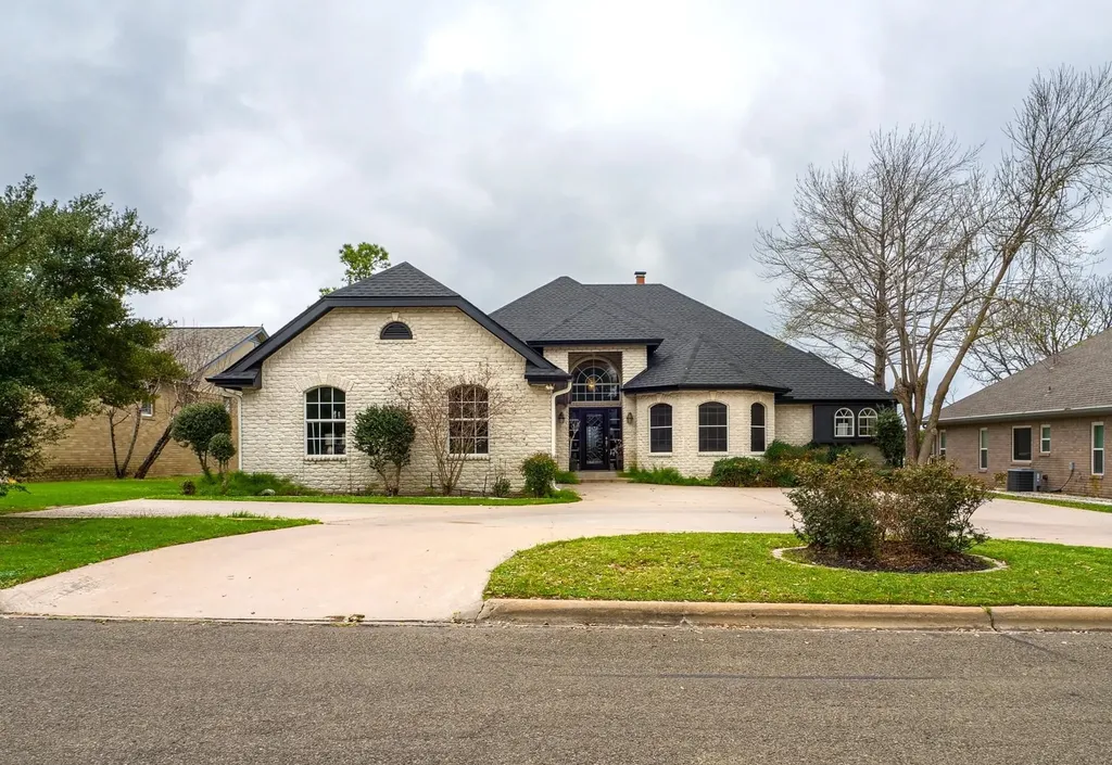 415 St Andrews Street Meadowlakes TX 78654