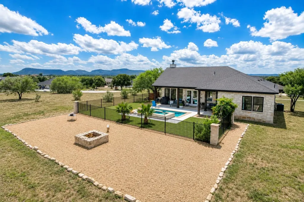 102 Pryor Place Court Kingsland TX 78639