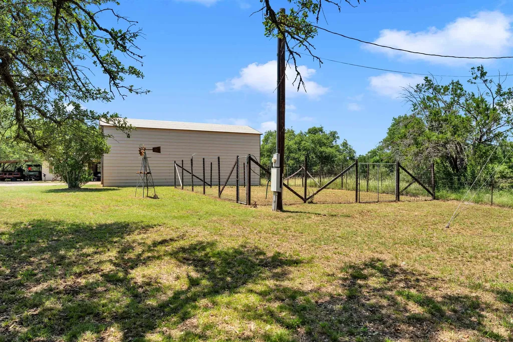 627 Ranch Road 2323 Llano TX 78643