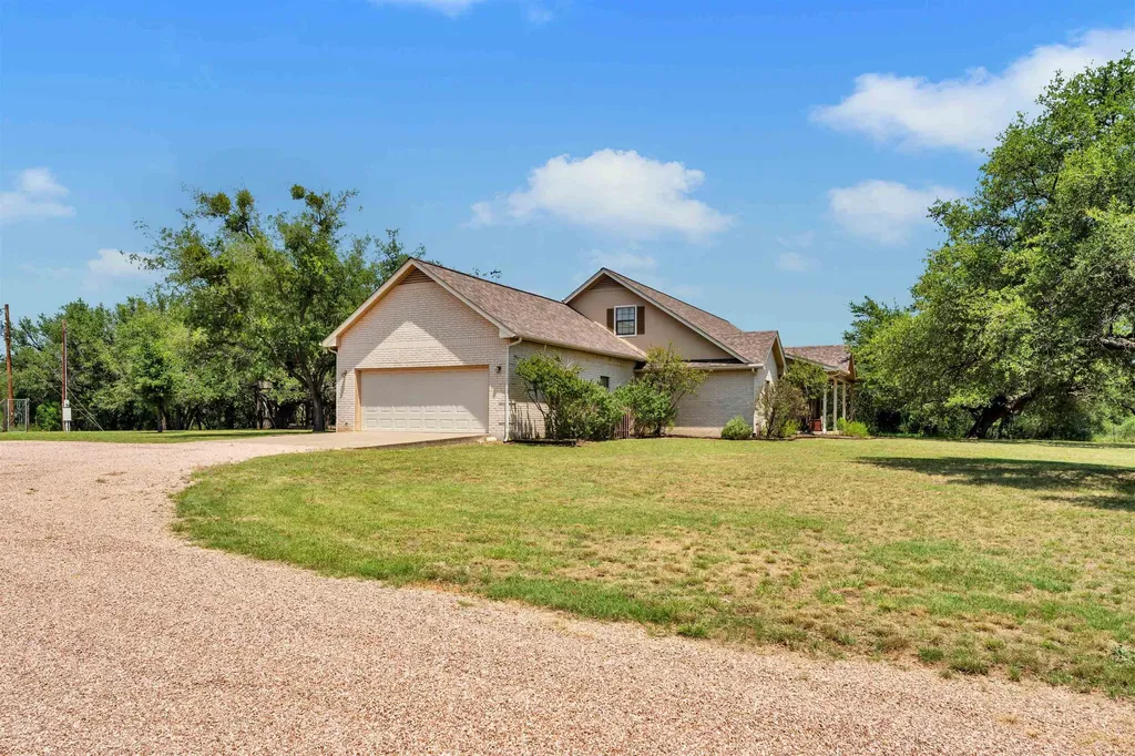 627 Ranch Road 2323 Llano TX 78643