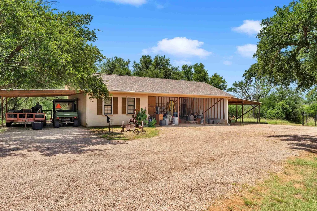 627 Ranch Road 2323 Llano TX 78643