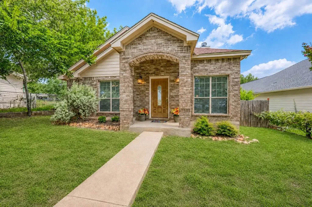 1107 E College Street Llano TX 78643