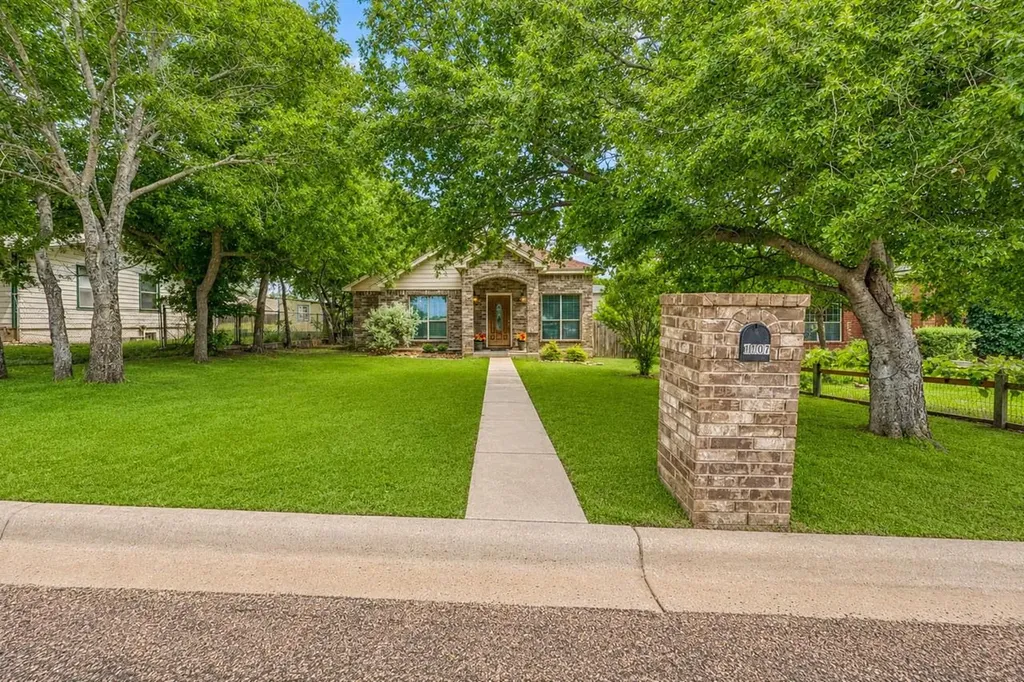 1107 E College Street Llano TX 78643