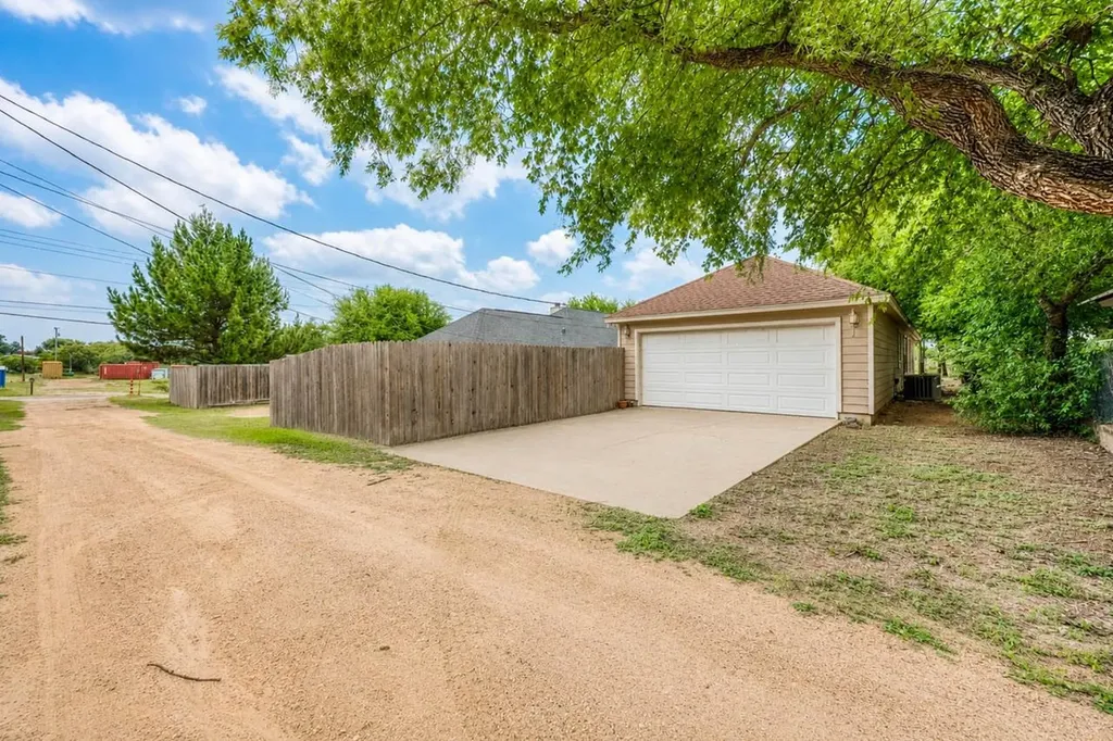 1107 E College Street Llano TX 78643