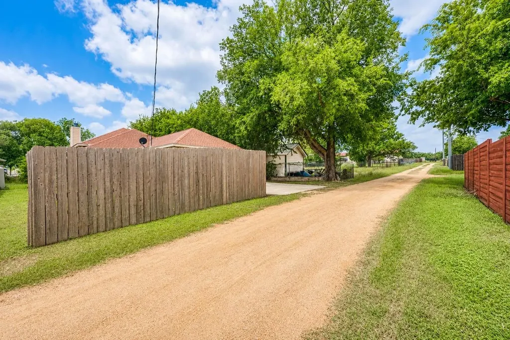 1107 E College Street Llano TX 78643
