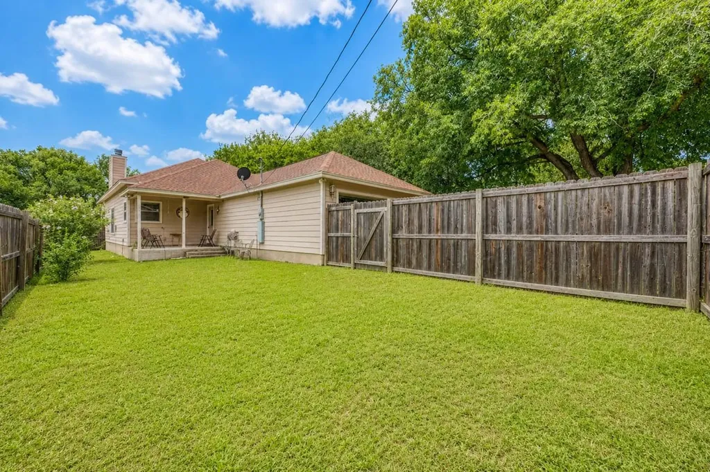 1107 E College Street Llano TX 78643