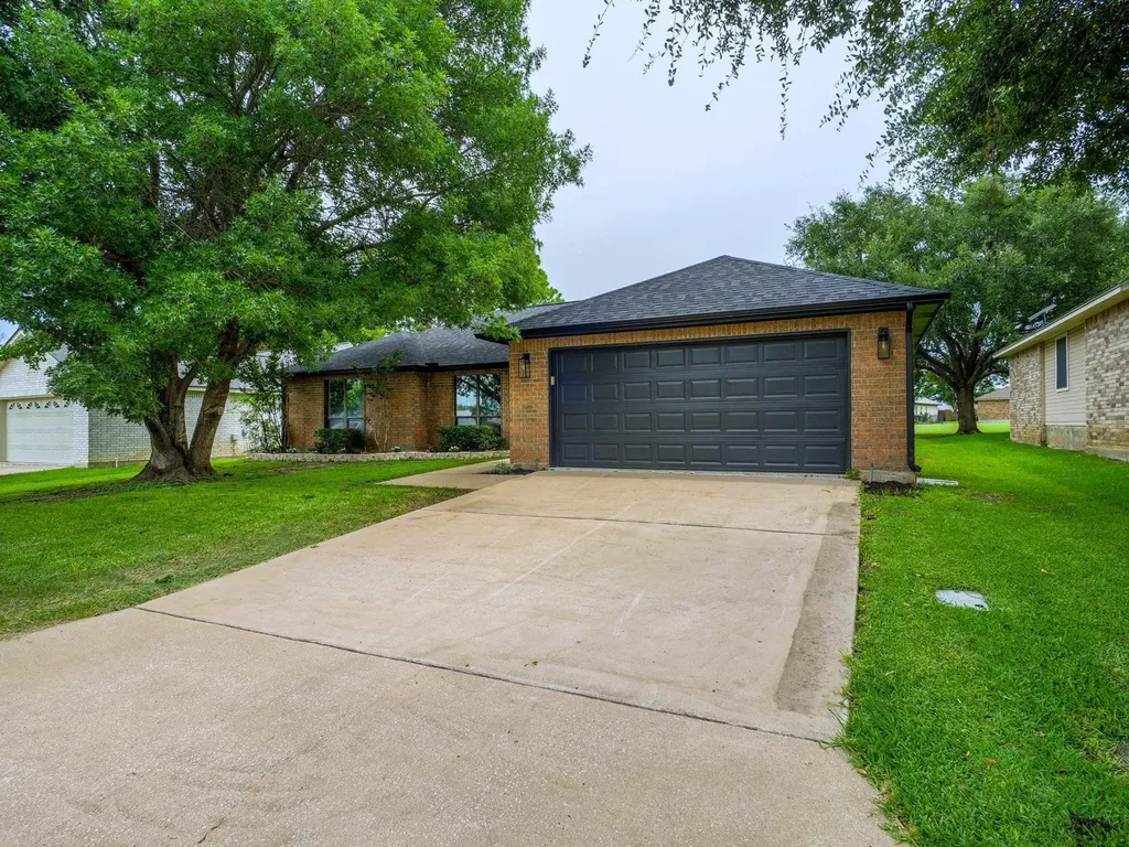 416 Spyglass Street Meadowlakes TX 78654