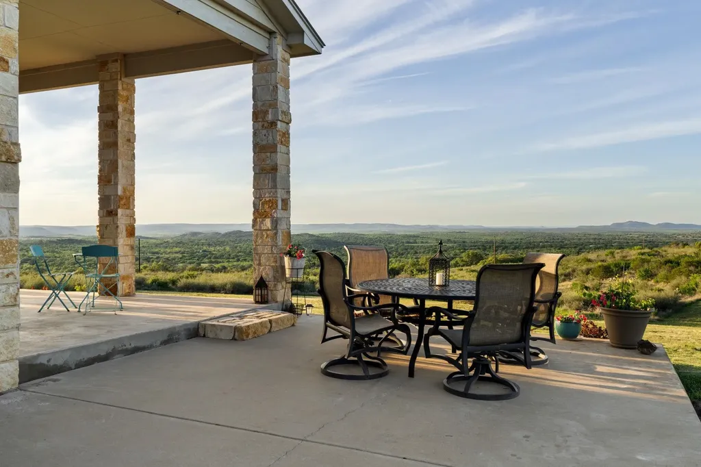 1130 Crownover Lane Round Mountain TX 78663