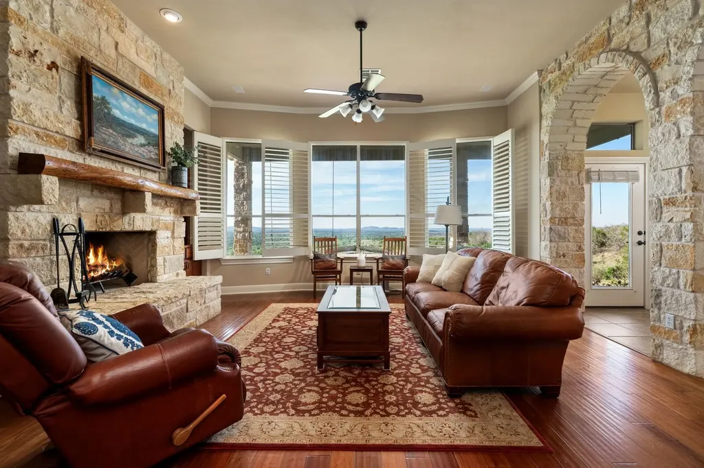 1130 Crownover Lane Round Mountain TX 78663