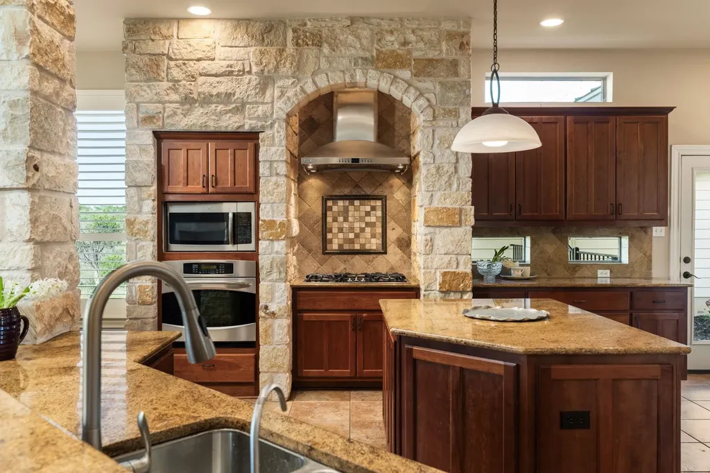 1130 Crownover Lane Round Mountain TX 78663