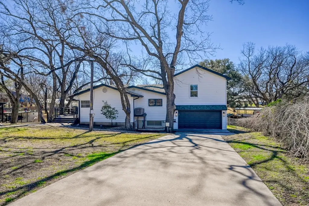 1016 Mccartney Kingsland TX 78639