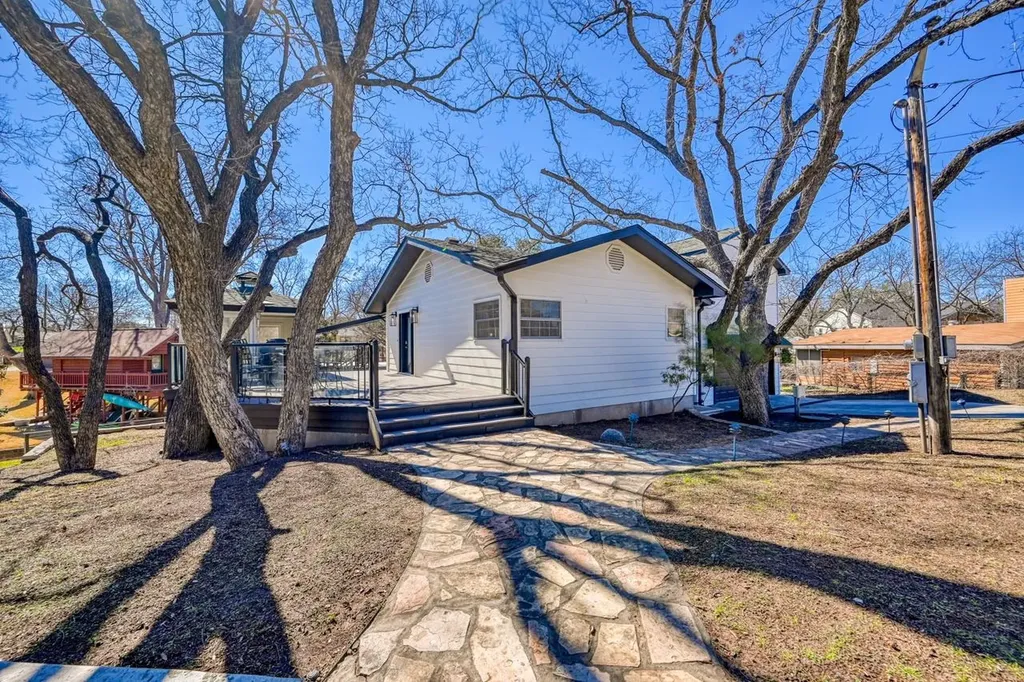 1016 Mccartney Kingsland TX 78639