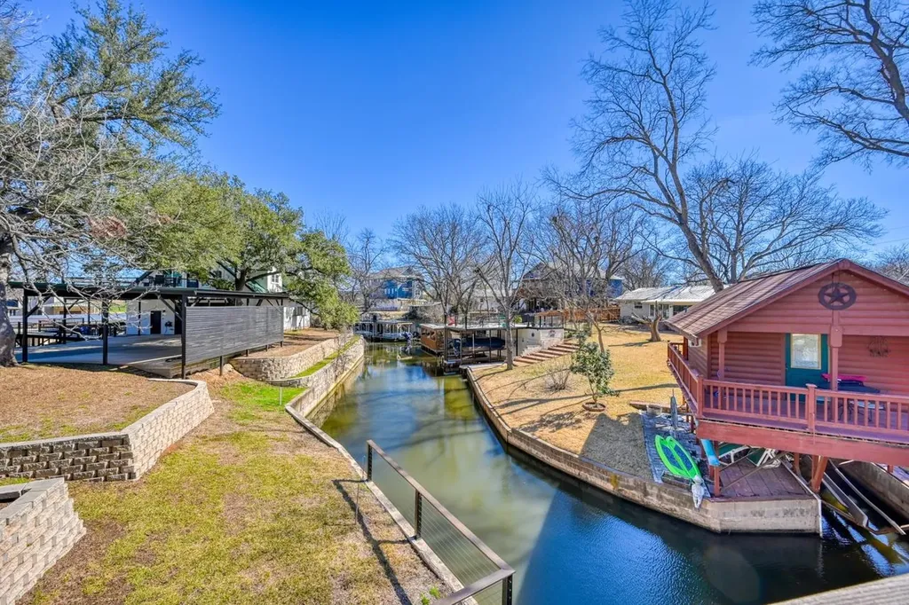 1016 Mccartney Kingsland TX 78639
