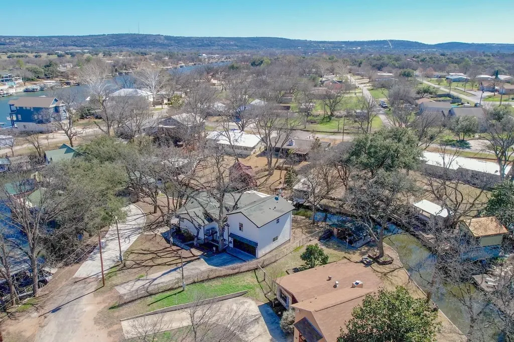1016 Mccartney Kingsland TX 78639