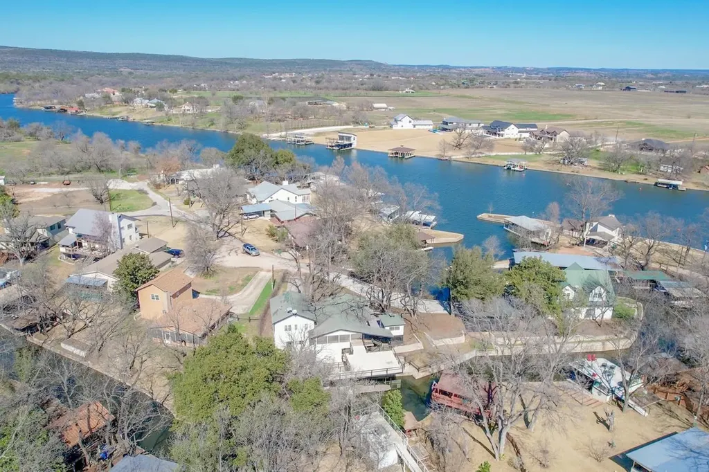 1016 Mccartney Kingsland TX 78639