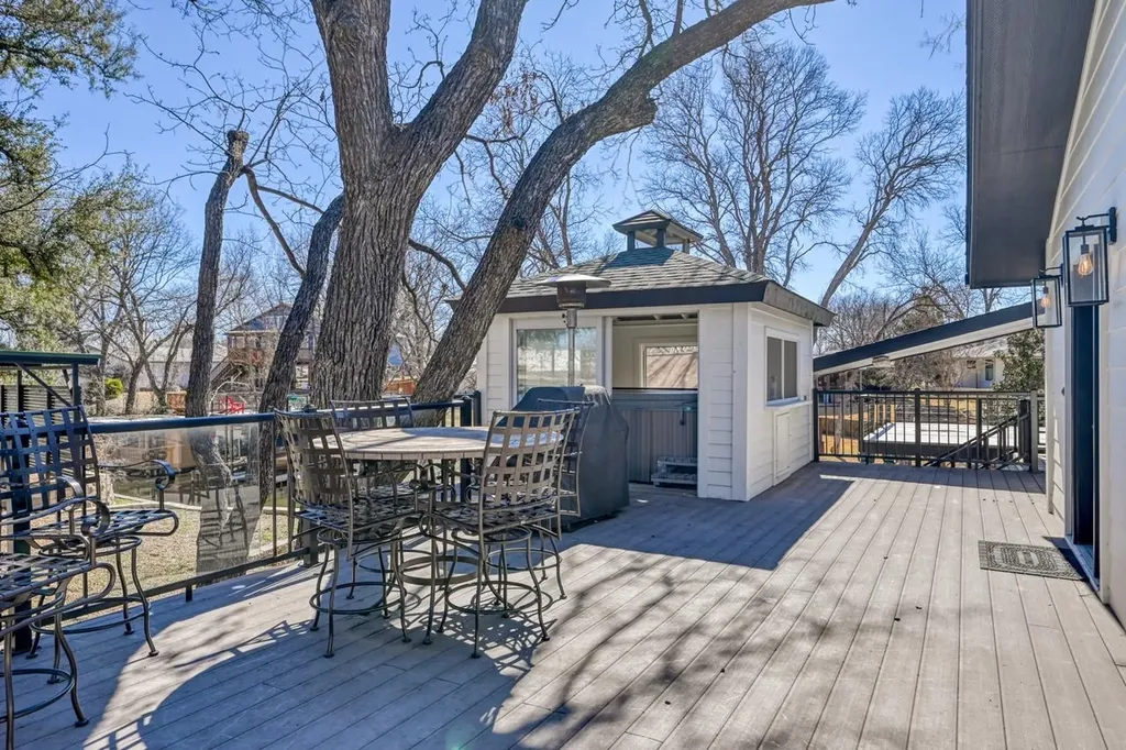 1016 Mccartney Kingsland TX 78639