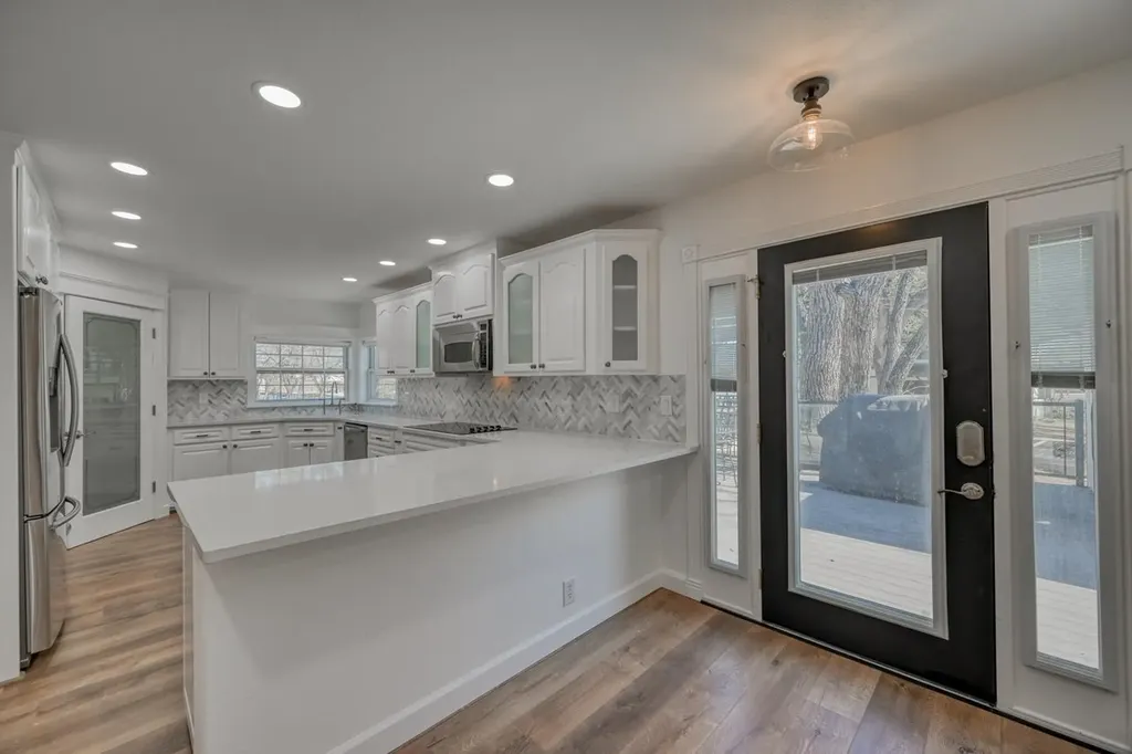 1016 Mccartney Kingsland TX 78639