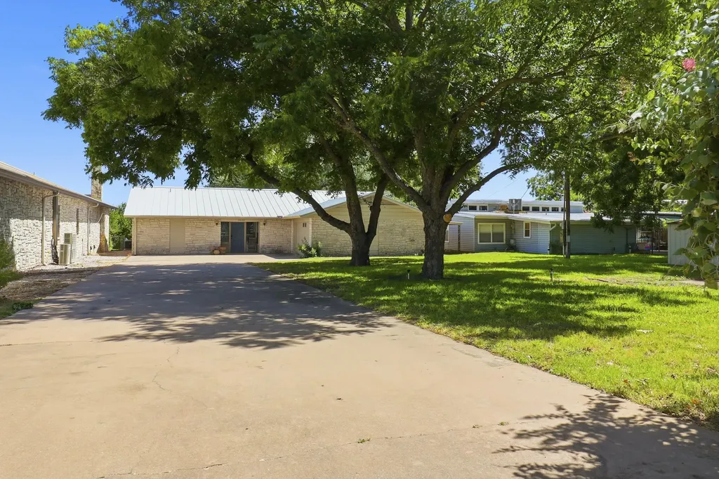 3000 River Oaks Drive Kingsland TX 78639