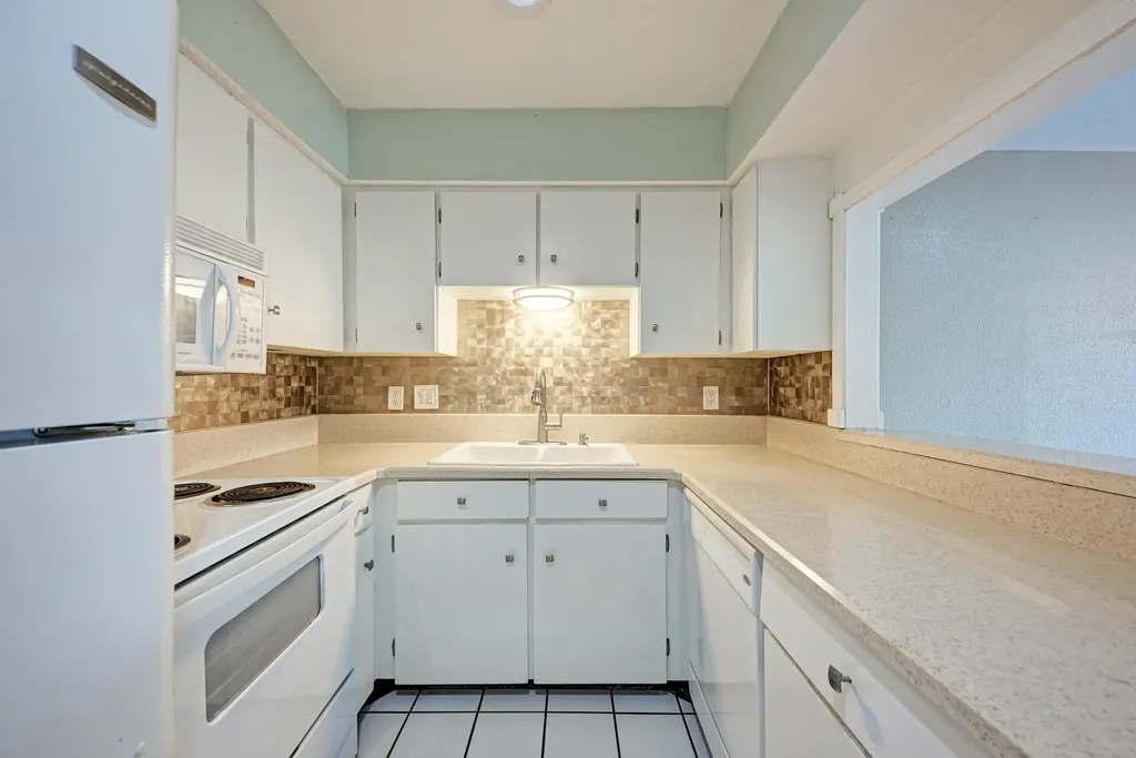 1202 Hi Stirrup #401 Horseshoe Bay TX 78657