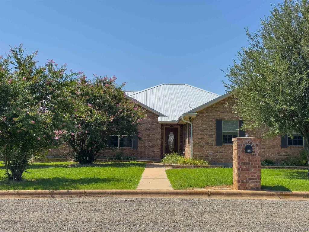 1202 E Wallace Street Llano TX 78643