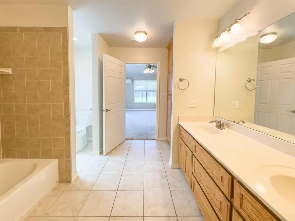 1202 E Wallace Street Llano TX 78643
