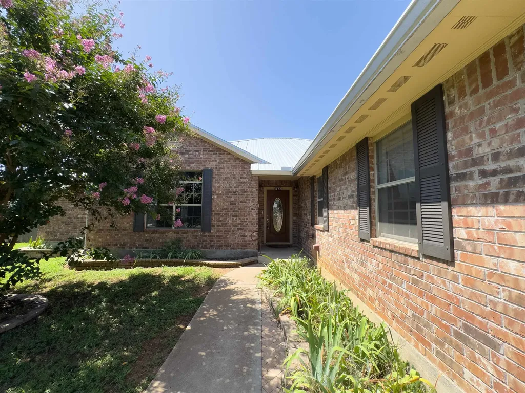 1202 E Wallace Street Llano TX 78643
