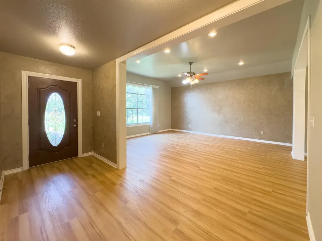 1202 E Wallace Street Llano TX 78643