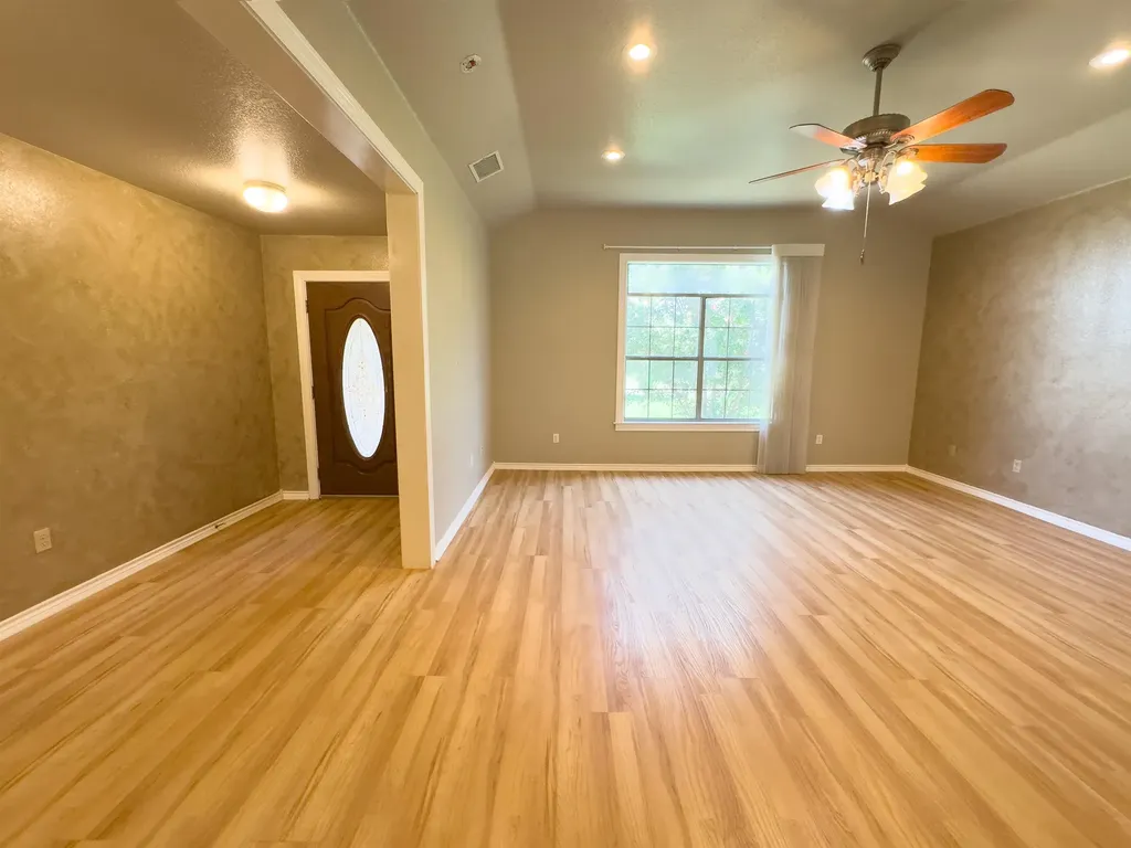 1202 E Wallace Street Llano TX 78643