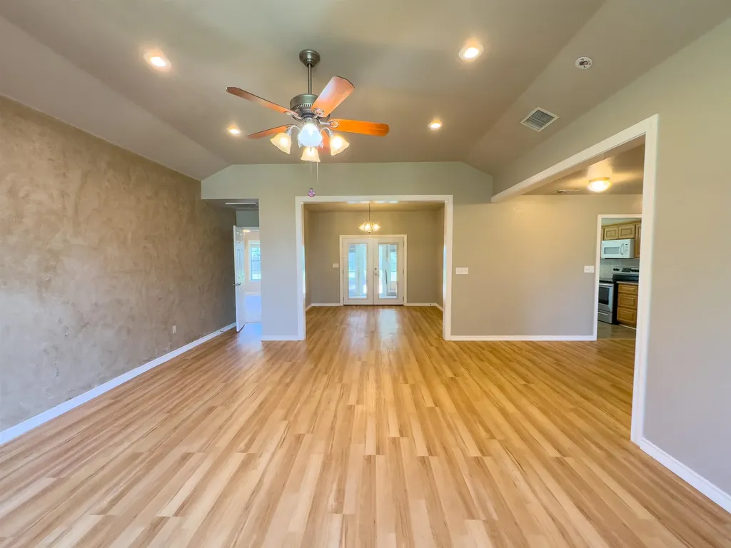 1202 E Wallace Street Llano TX 78643