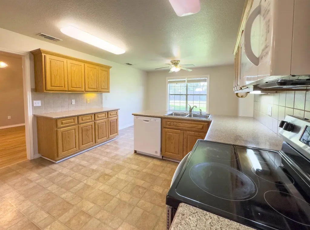 1202 E Wallace Street Llano TX 78643