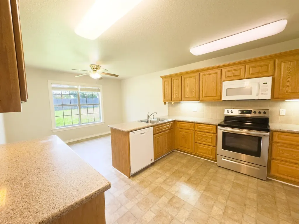 1202 E Wallace Street Llano TX 78643