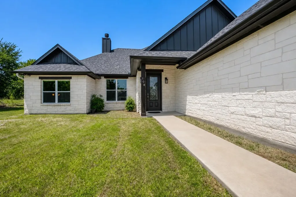 108 Lakecliff Drive Kingsland TX 78639