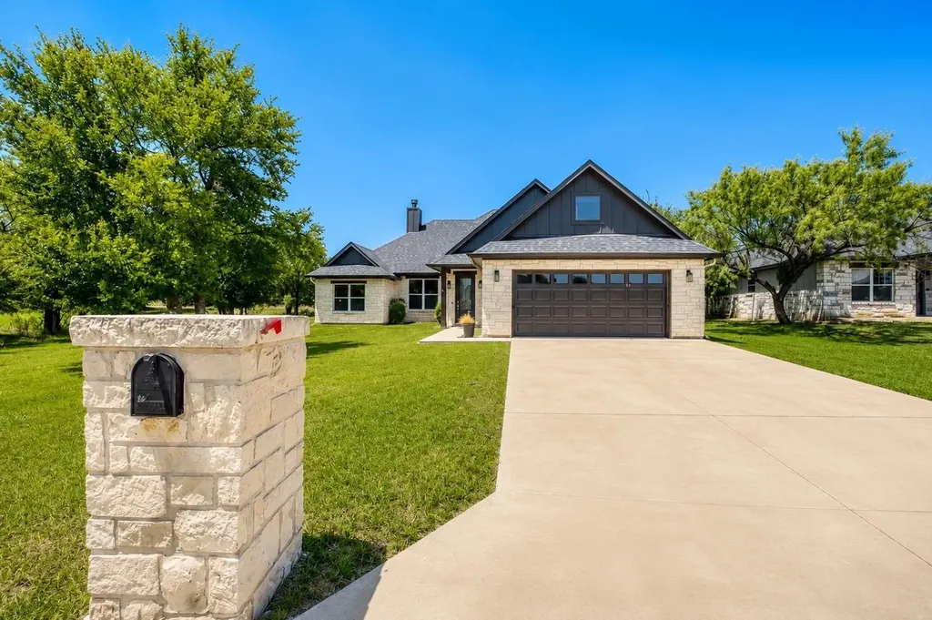 108 Lakecliff Drive Kingsland TX 78639
