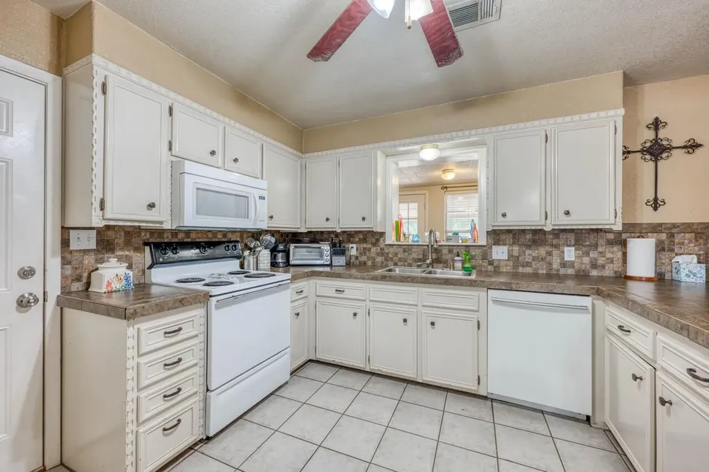 1928 Ridgeview Kingsland TX 78639