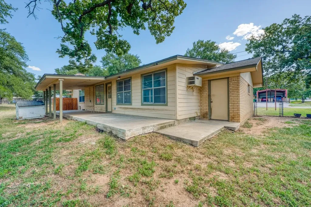 1928 Ridgeview Kingsland TX 78639