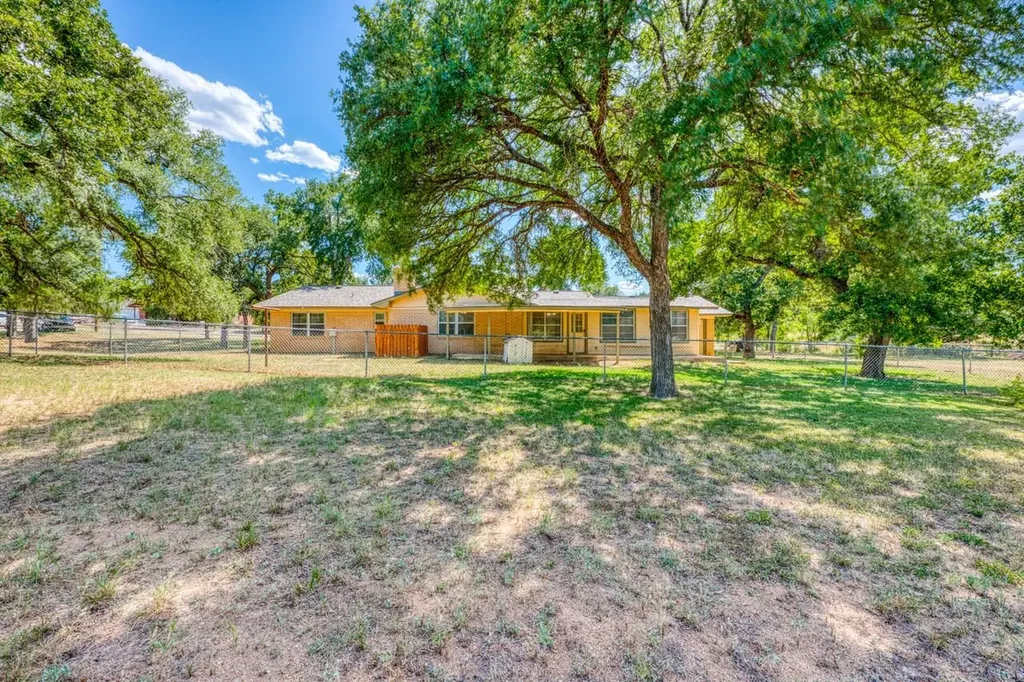 1928 Ridgeview Kingsland TX 78639
